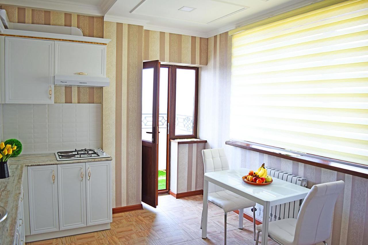 Bishkek Sunny Apartment In The Center エクステリア 写真